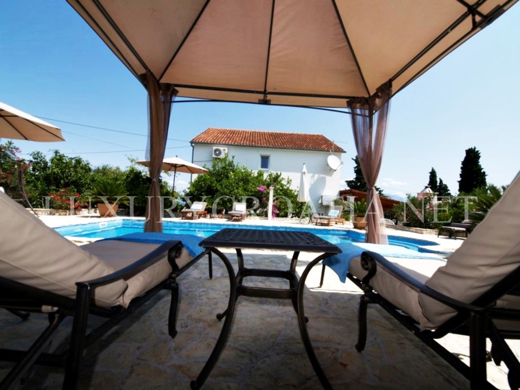 Villa vista mare con grande giardino in vendita, Isola di Brac