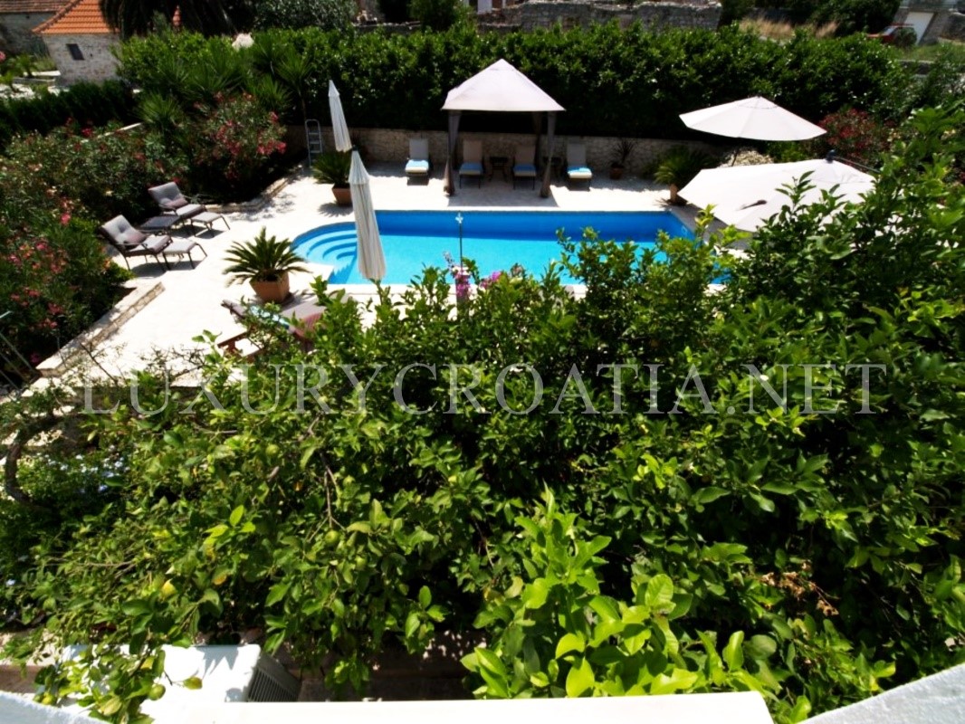 Villa vista mare con grande giardino in vendita, Isola di Brac