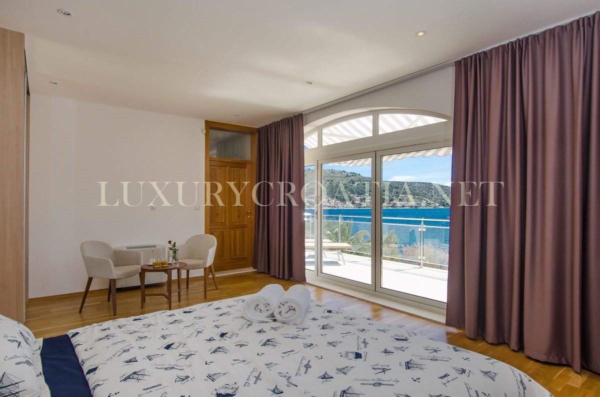 VILLA FRONTE MARE IN VENDITA, ROGOZNICA, ZONA TROGIR
