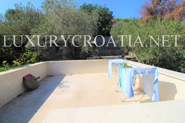 Per la vendita casa in pietra con piscina, isola di Solta