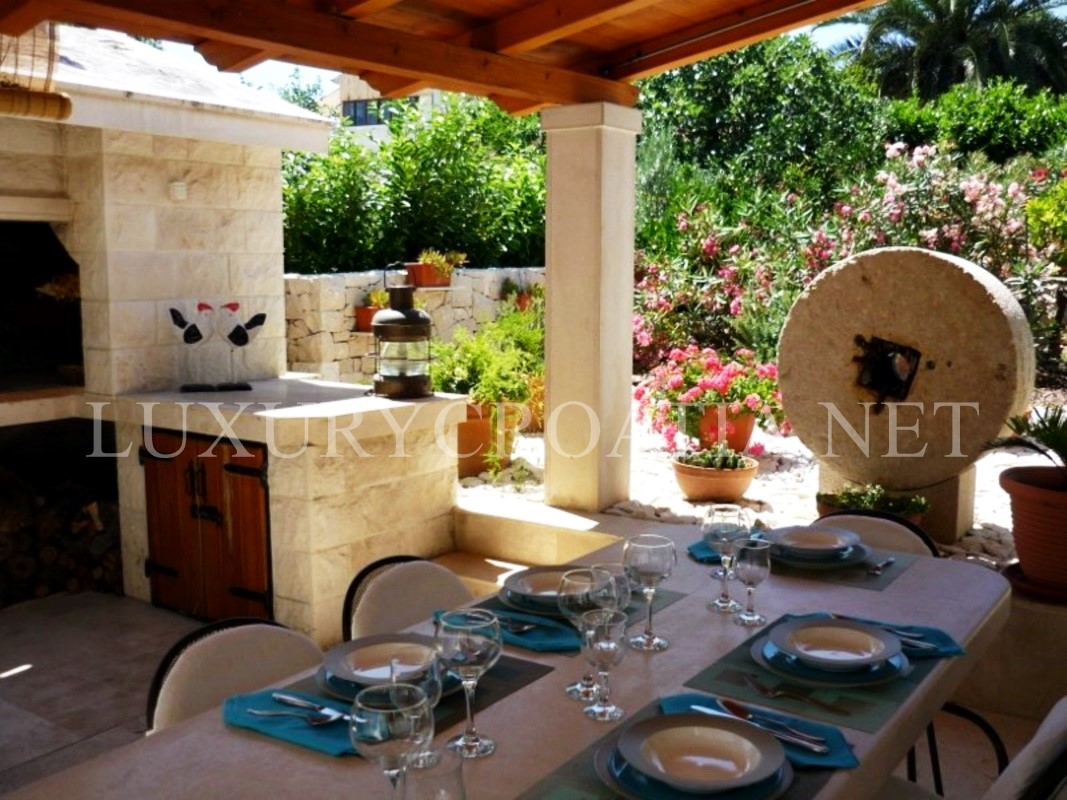 Villa vista mare con grande giardino in vendita, Isola di Brac