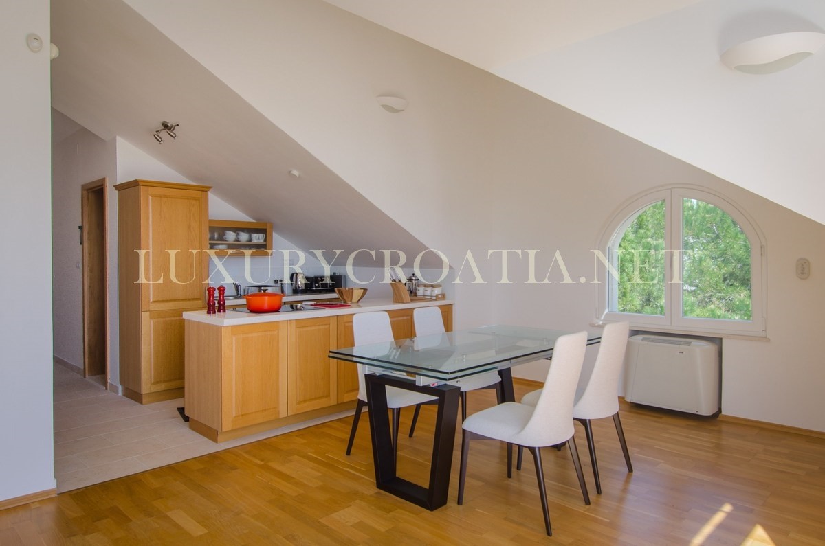VILLA FRONTE MARE IN VENDITA, ROGOZNICA, ZONA TROGIR