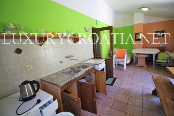 Per la vendita casa in pietra con piscina, isola di Solta