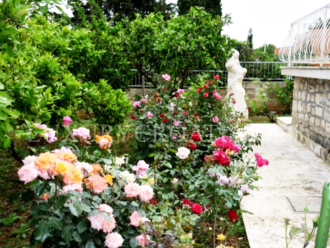 Villa vista mare con grande giardino in vendita, Isola di Brac