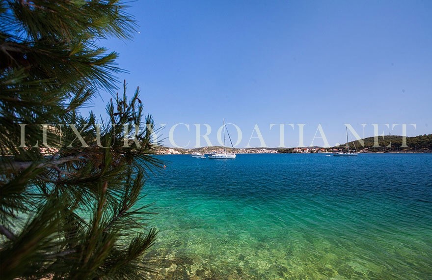 VILLA FRONTE MARE IN VENDITA, ROGOZNICA, ZONA TROGIR