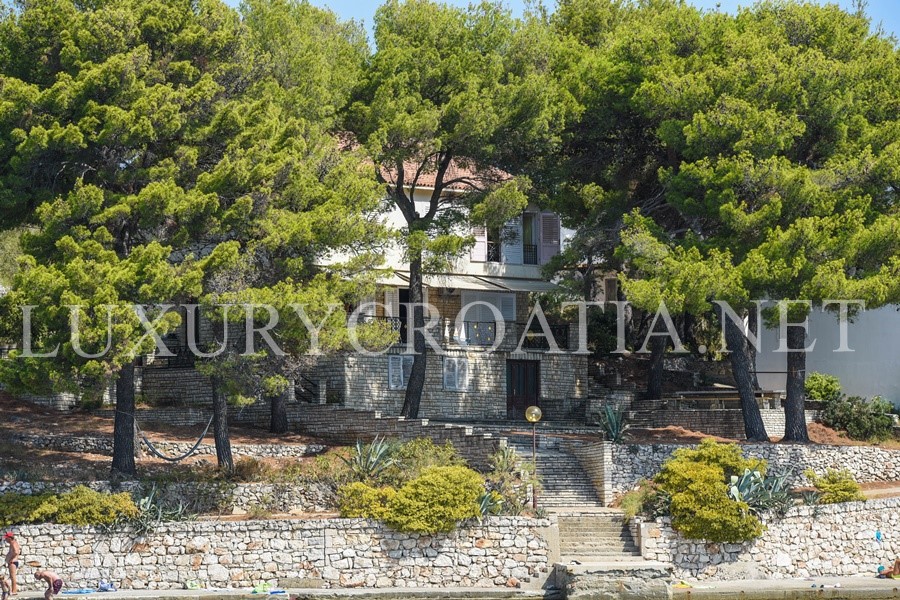 VILLA WATERFRONT IN VENDITA, VELI IZ, ZADAR AREA