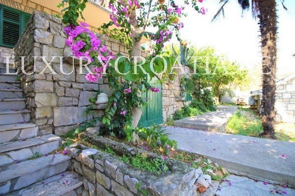 Per la vendita casa in pietra con piscina, isola di Solta