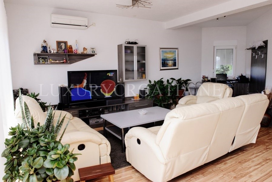 Incredibile casa vicino al mare in vendita, zona di Trogir