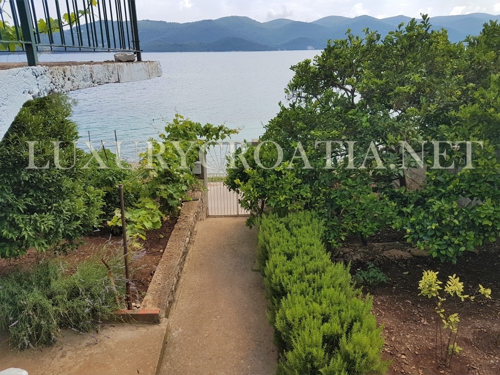 CASA FRONTE MARE IN VENDITA, ZONA OREBICA, CROAZIA