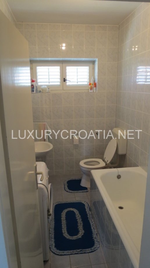 Casa sul mare con piscina a Trogir in vendita