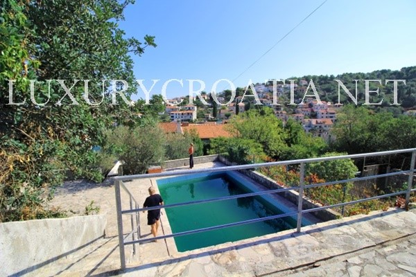 Per la vendita casa in pietra con piscina, isola di Solta