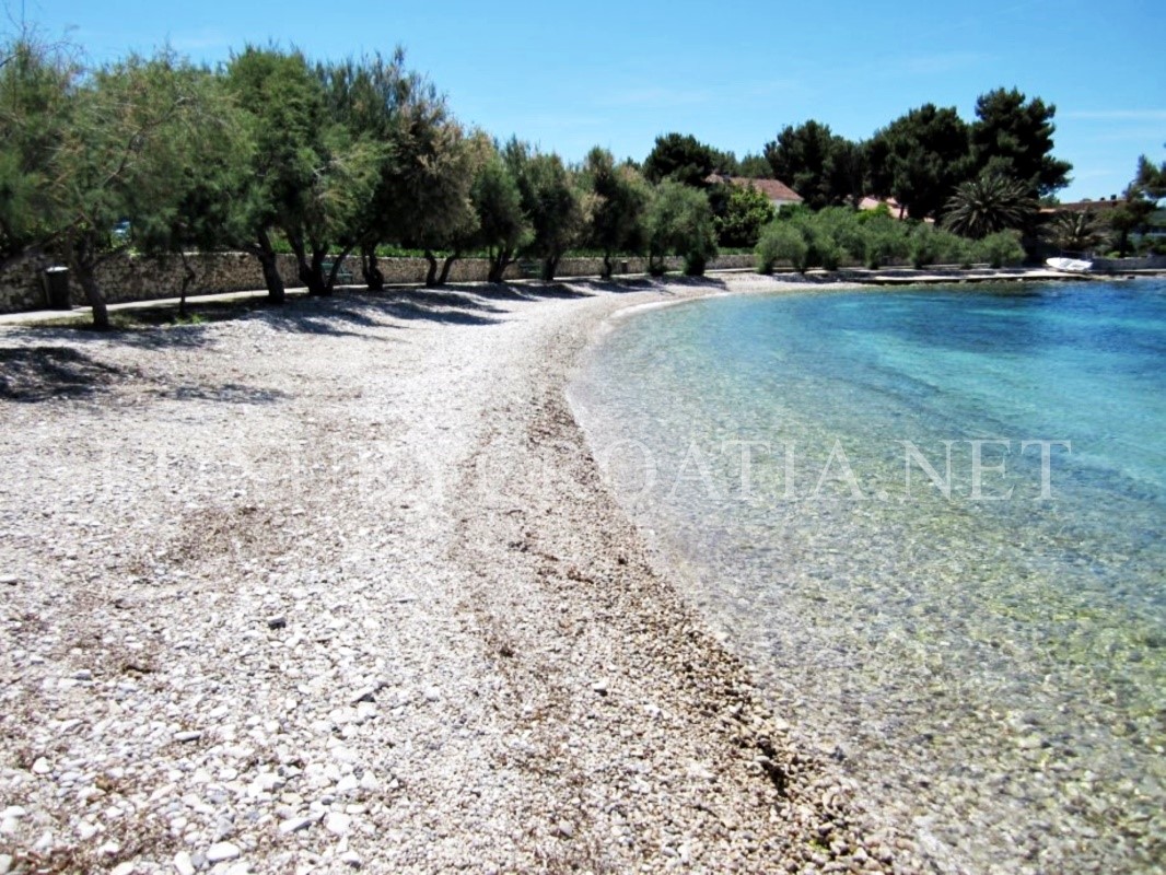 Villa vista mare con grande giardino in vendita, Isola di Brac