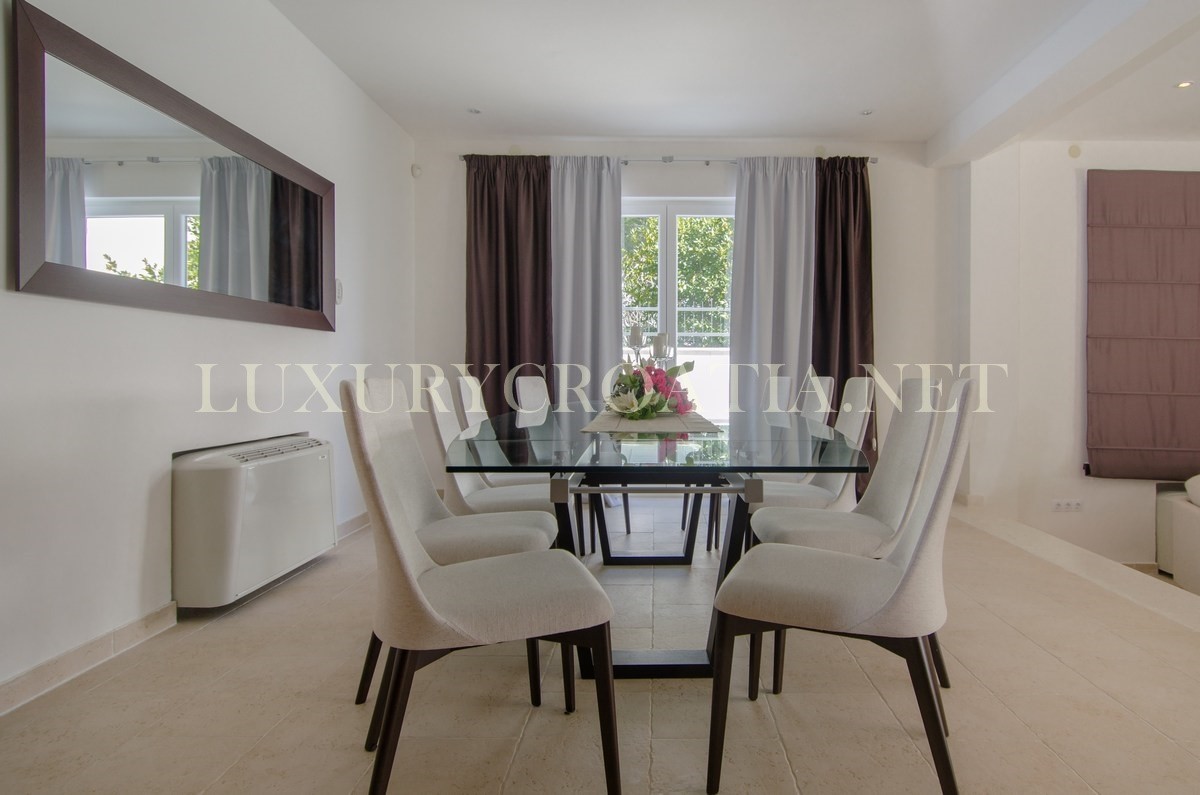 VILLA FRONTE MARE IN VENDITA, ROGOZNICA, ZONA TROGIR