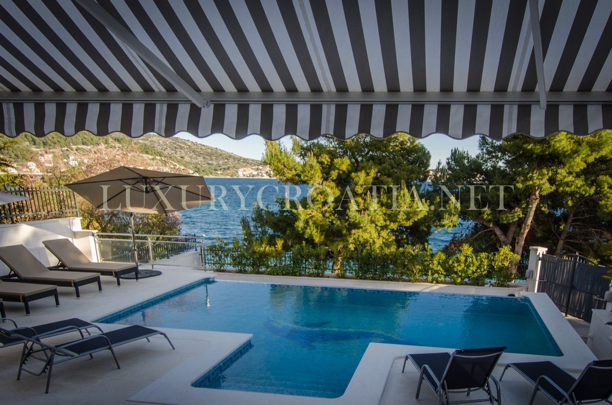 VILLA FRONTE MARE IN VENDITA, ROGOZNICA, ZONA TROGIR