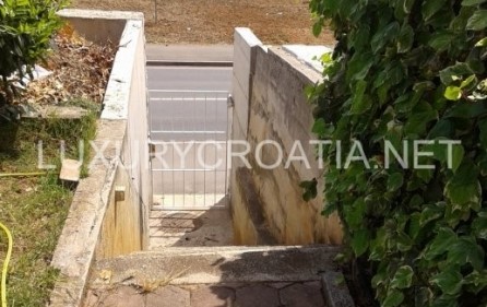 Casa sul mare con piscina a Trogir in vendita