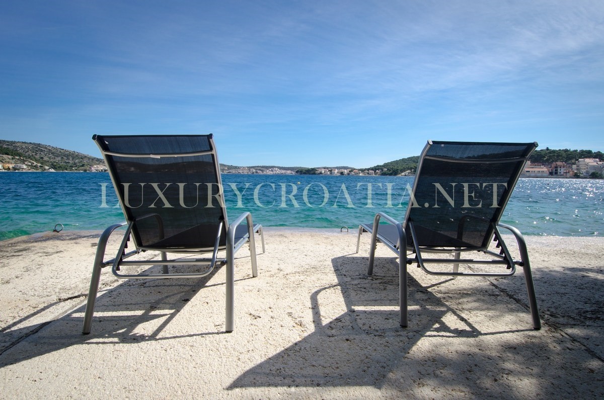 VILLA FRONTE MARE IN VENDITA, ROGOZNICA, ZONA TROGIR