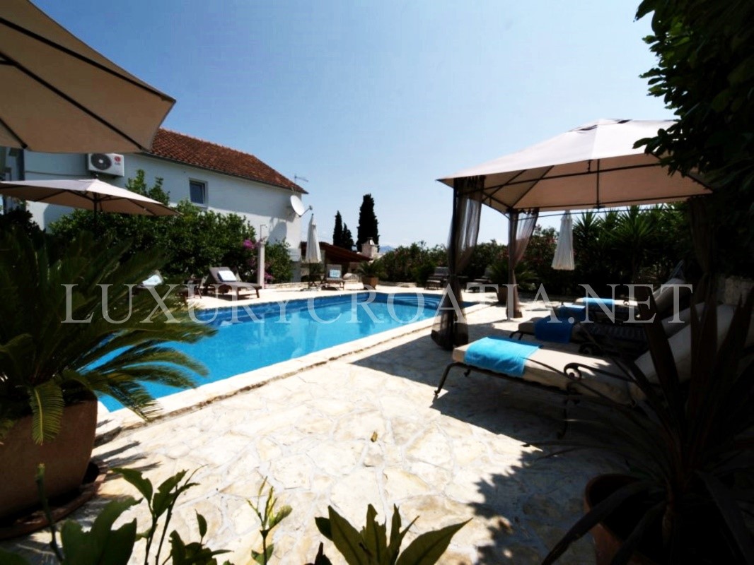 Villa vista mare con grande giardino in vendita, Isola di Brac
