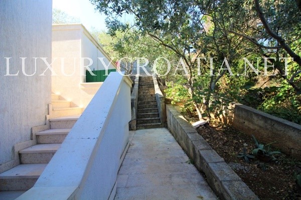 Per la vendita casa in pietra con piscina, isola di Solta