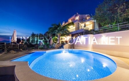 Villa in vendita con piscina e vista mare, Makarska