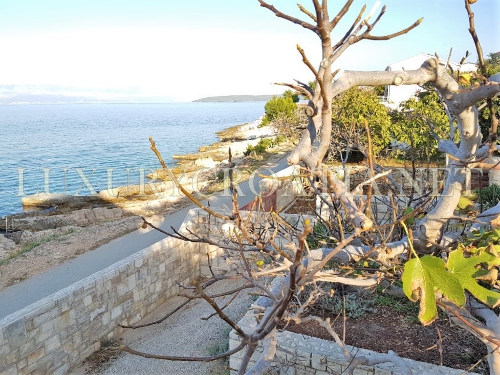 CASA FRONTE MARE IN VENDITA SOLTA ISOLA