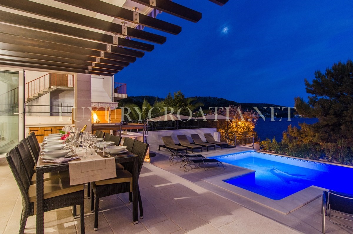 VILLA FRONTE MARE IN VENDITA, ROGOZNICA, ZONA TROGIR