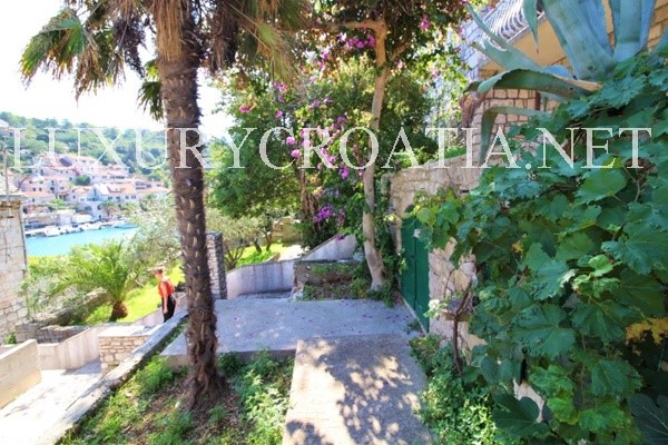 Per la vendita casa in pietra con piscina, isola di Solta
