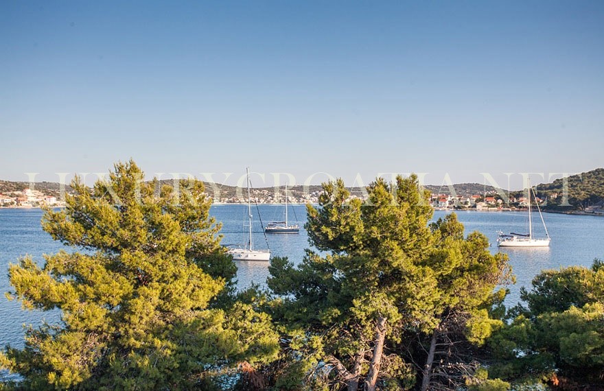 VILLA FRONTE MARE IN VENDITA, ROGOZNICA, ZONA TROGIR