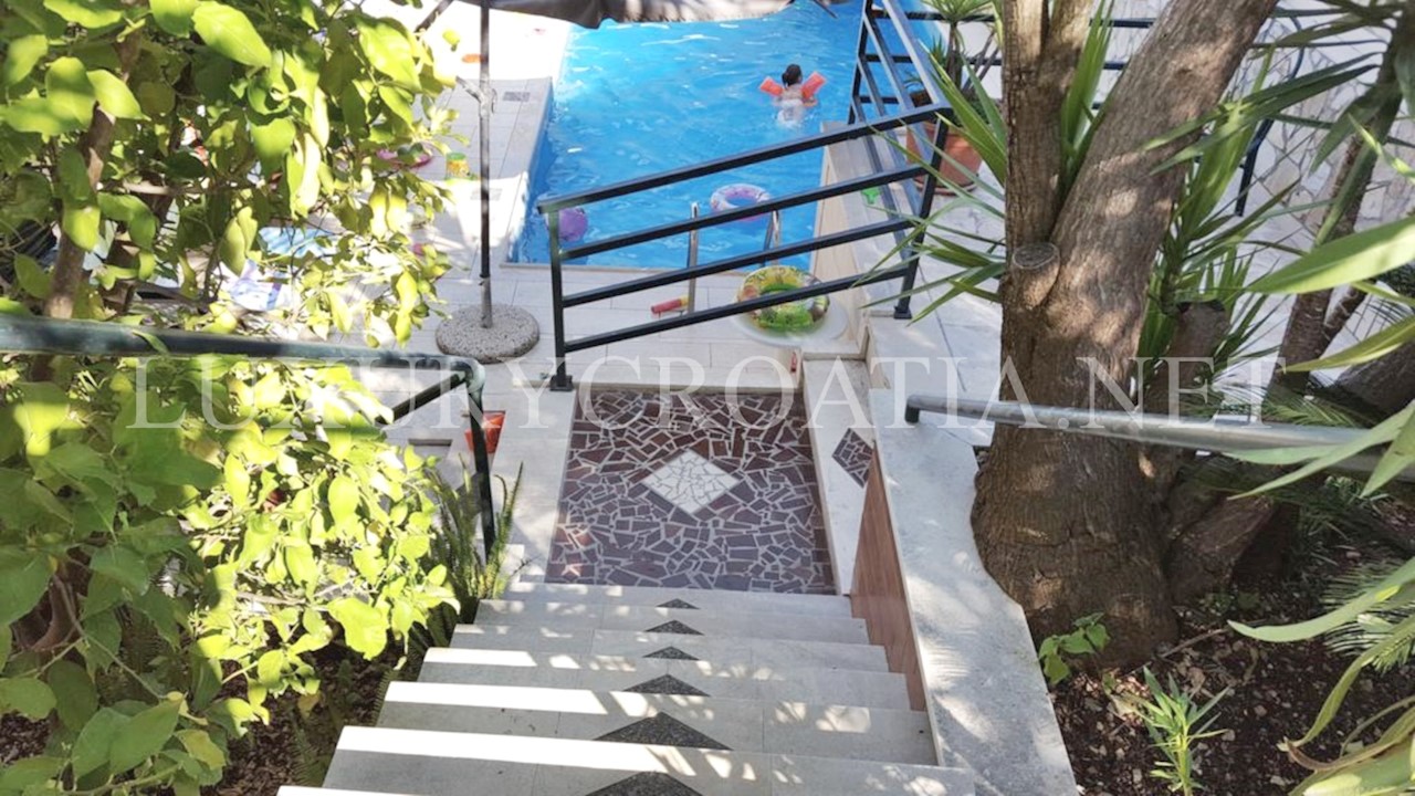 Spazioso condominio con piscina vicino a Trogir in vendita