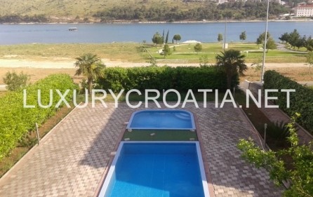 Casa sul mare con piscina a Trogir in vendita