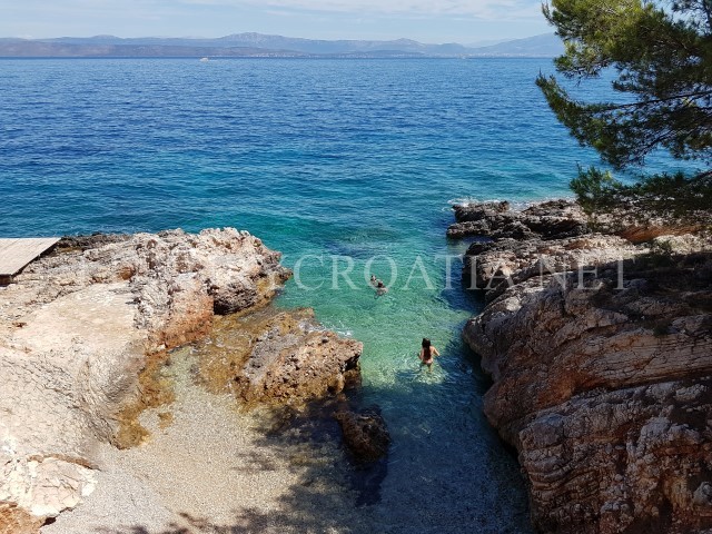 Terreno in vendita a 100 metri dal mare, isola di Solta