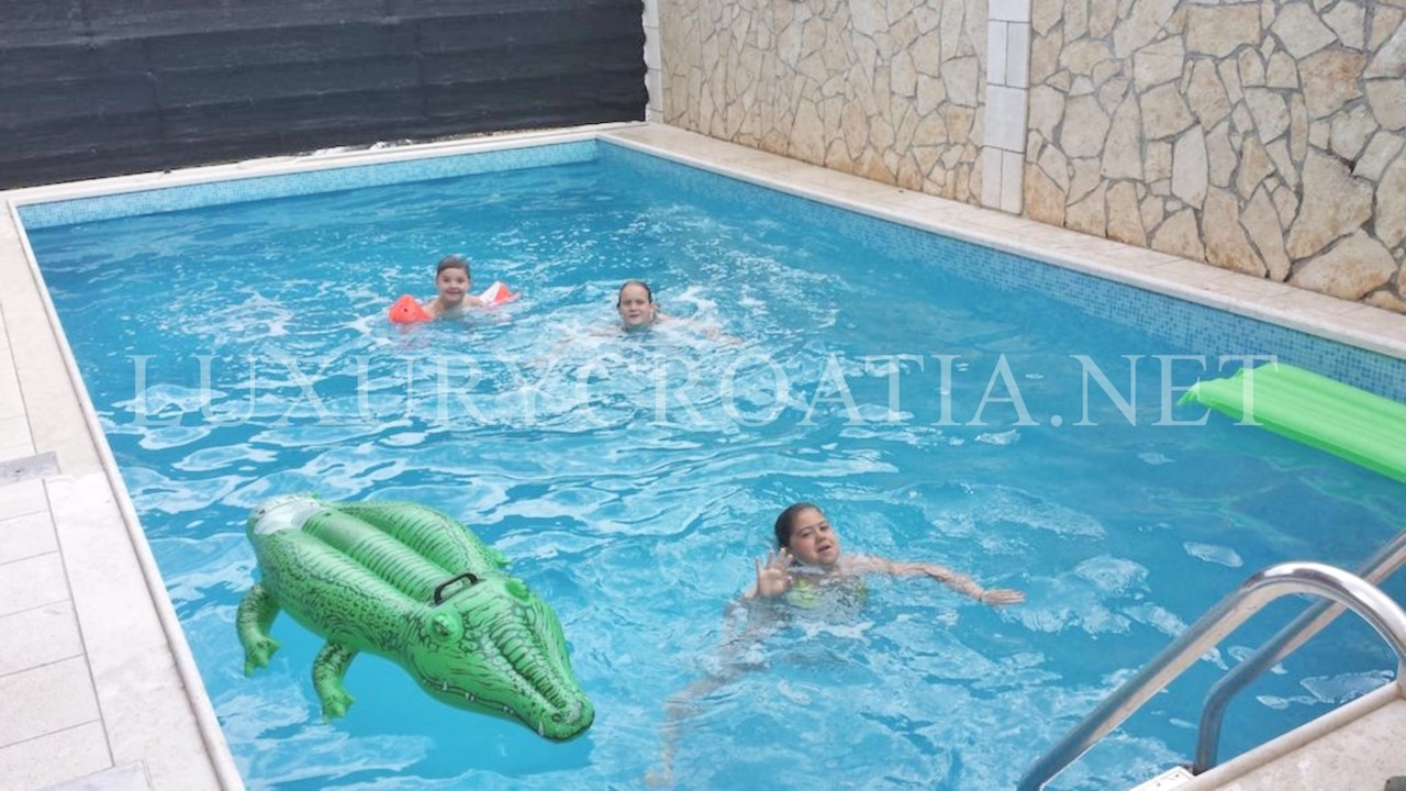 Spazioso condominio con piscina vicino a Trogir in vendita