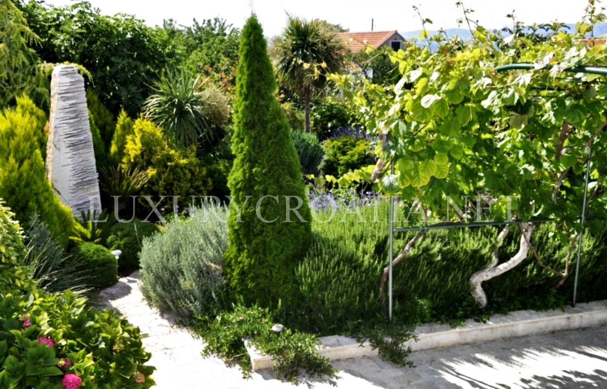 Villa vista mare con grande giardino in vendita, Isola di Brac