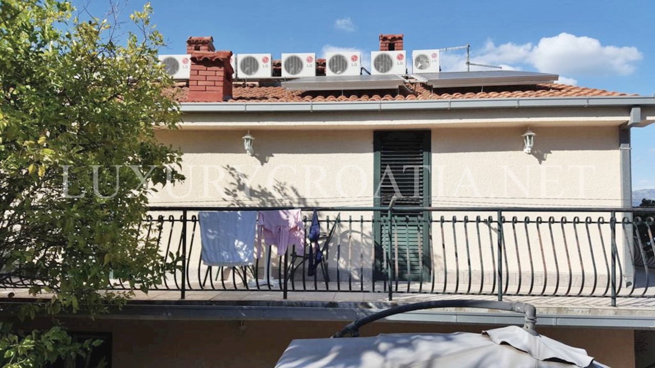 Spazioso condominio con piscina vicino a Trogir in vendita