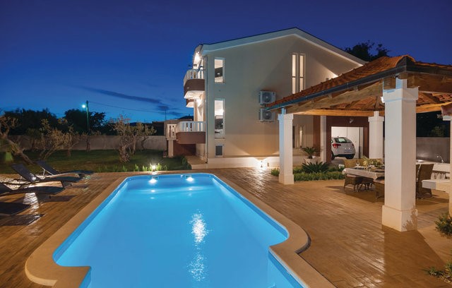 In vendita, bella villa con piscina per vacanze in famiglia