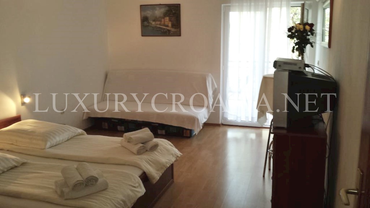 Spazioso condominio con piscina vicino a Trogir in vendita