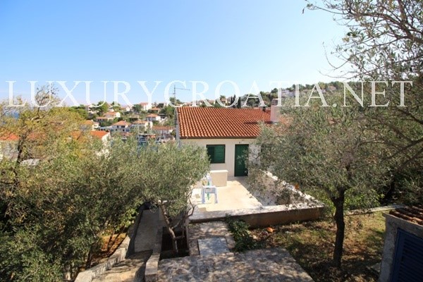 Per la vendita casa in pietra con piscina, isola di Solta