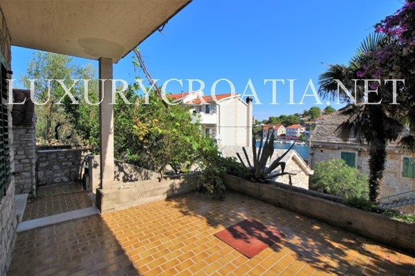 Per la vendita casa in pietra con piscina, isola di Solta