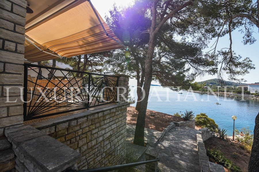 VILLA WATERFRONT IN VENDITA, VELI IZ, ZADAR AREA