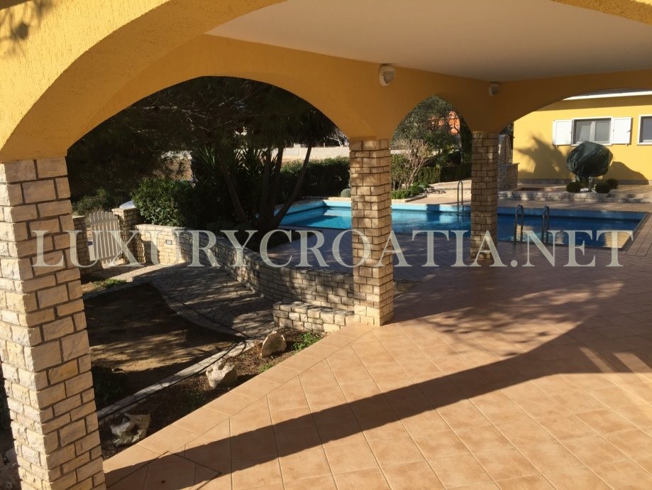 Villa con piscina sul mare in vendita, isola di Vir