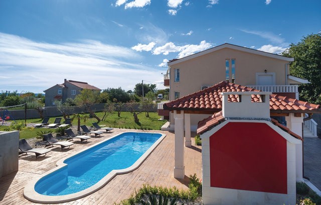 In vendita, bella villa con piscina per vacanze in famiglia