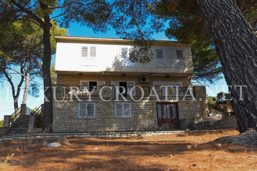 VILLA WATERFRONT IN VENDITA, VELI IZ, ZADAR AREA