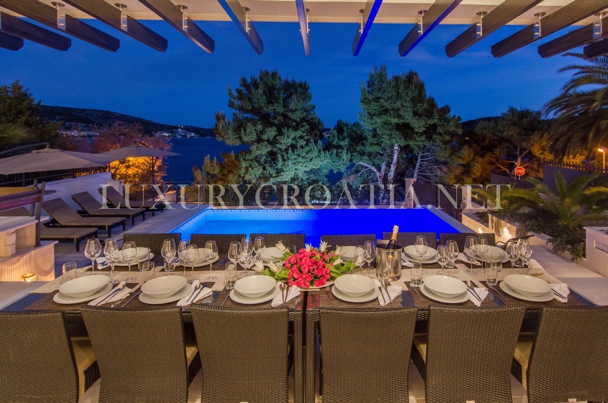 VILLA FRONTE MARE IN VENDITA, ROGOZNICA, ZONA TROGIR