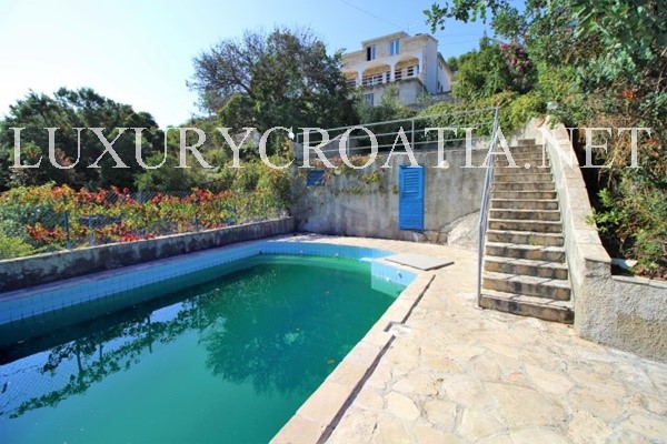 Per la vendita casa in pietra con piscina, isola di Solta