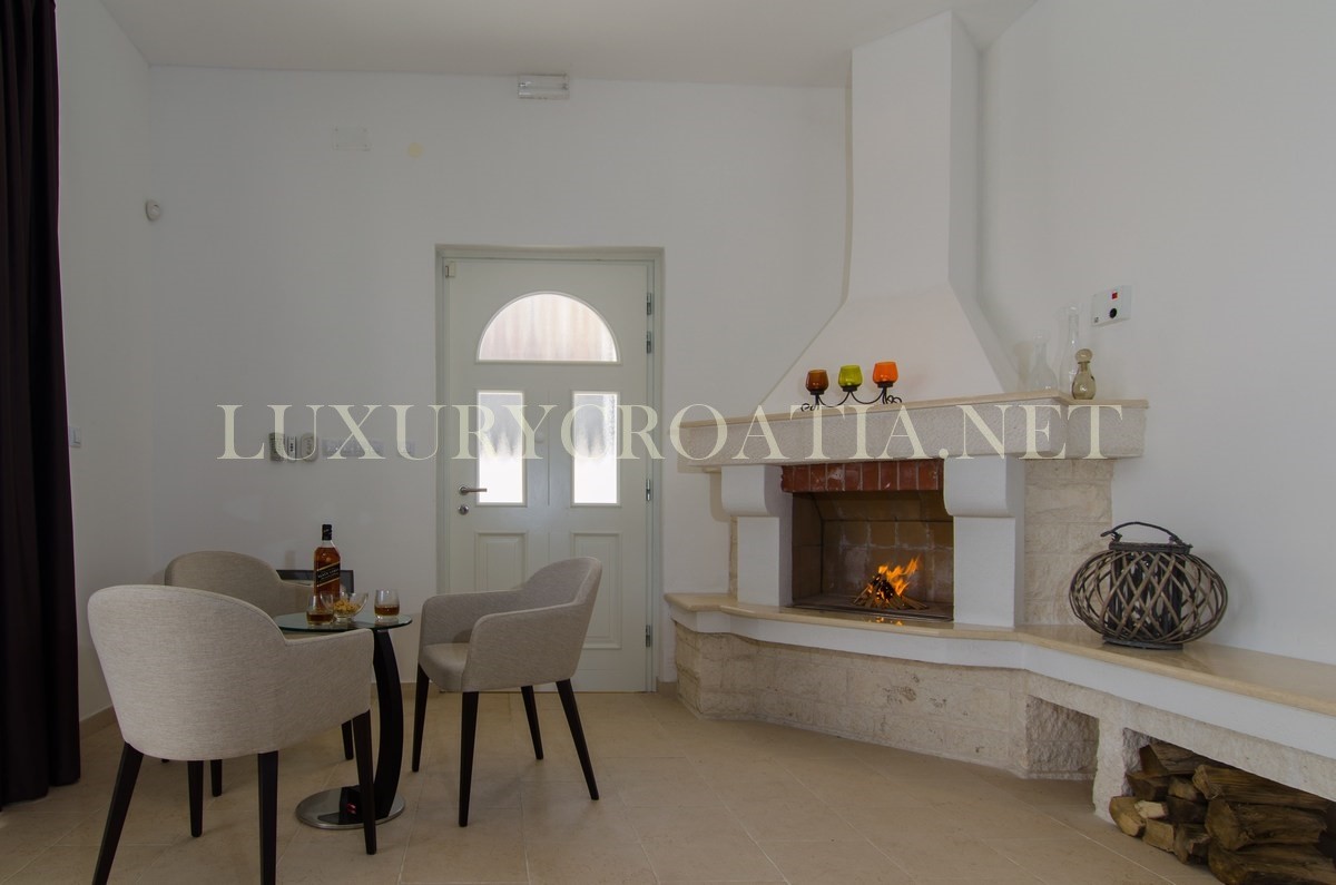 VILLA FRONTE MARE IN VENDITA, ROGOZNICA, ZONA TROGIR