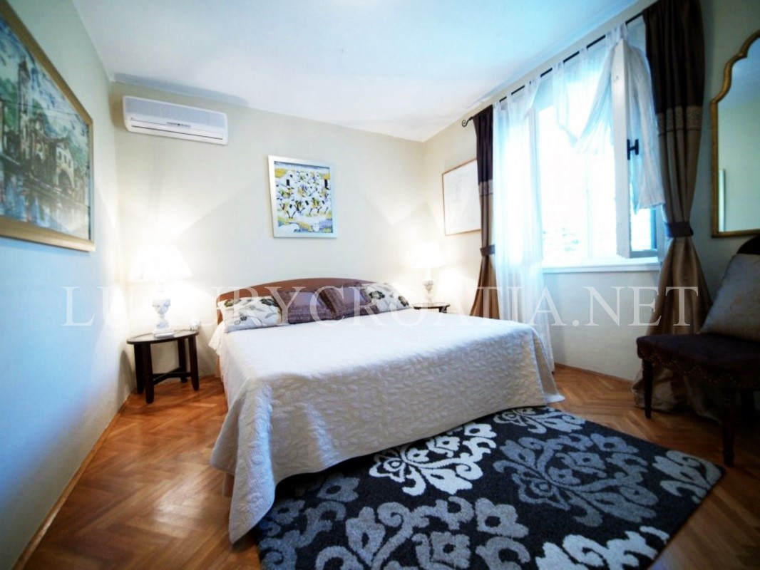 Villa vista mare con grande giardino in vendita, Isola di Brac