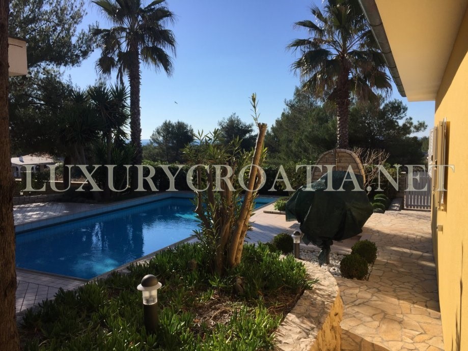Villa con piscina sul mare in vendita, isola di Vir