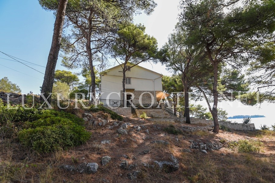 VILLA WATERFRONT IN VENDITA, VELI IZ, ZADAR AREA