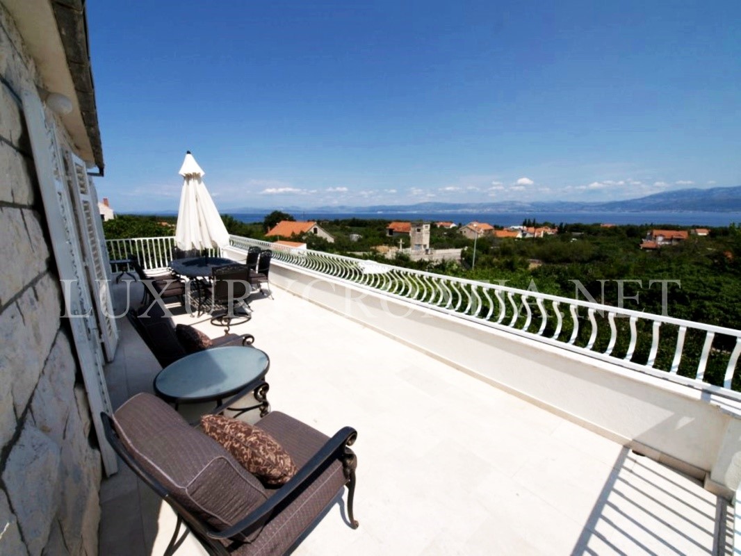 Villa vista mare con grande giardino in vendita, Isola di Brac
