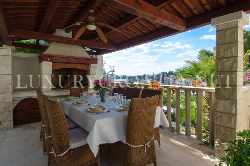 VILLA DI PIETRA DI SEAFRONT IN VENDITA, ISOLA DI SOLTA