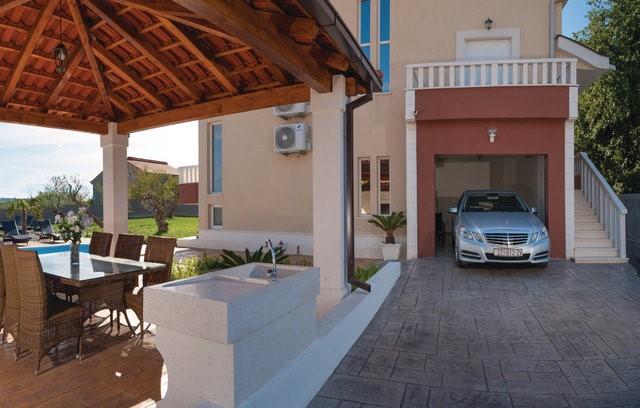 In vendita, bella villa con piscina per vacanze in famiglia